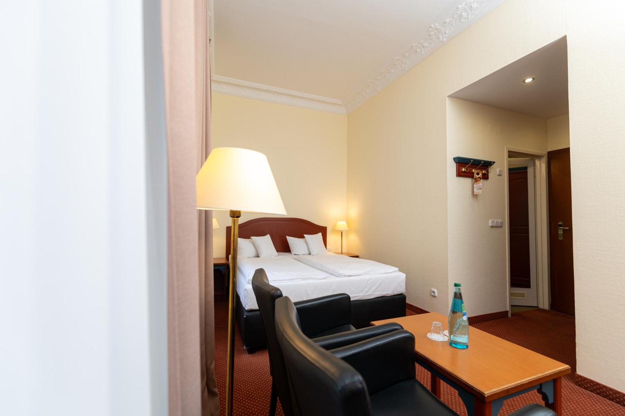 Akzent Hotel Am Goldenen Strauss 괴를리츠 외부 사진