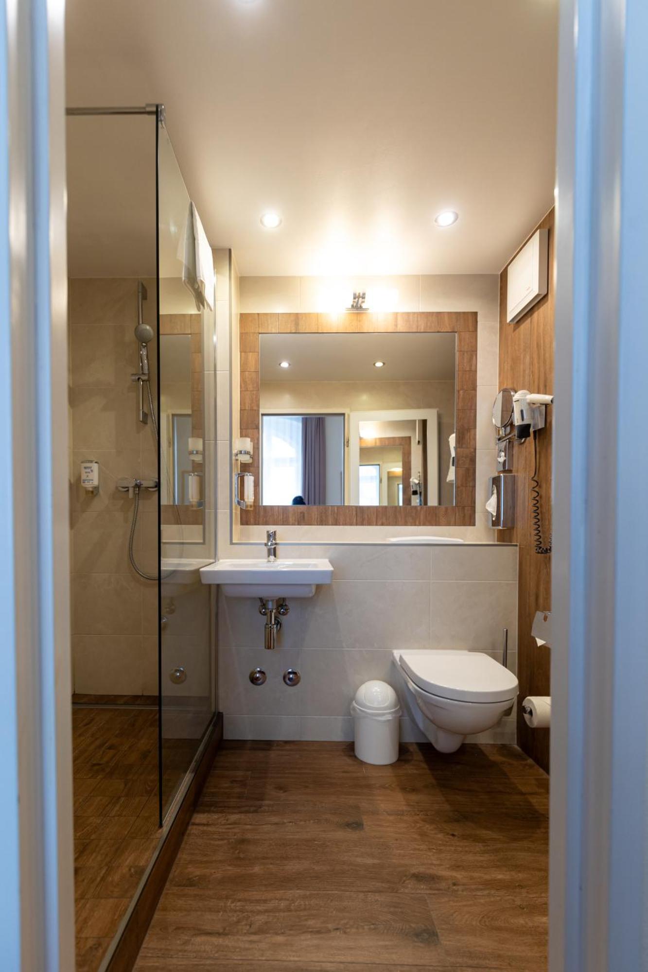 Akzent Hotel Am Goldenen Strauss 괴를리츠 외부 사진